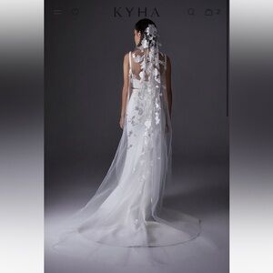 NWT Kyha Teardrop Floral Veil